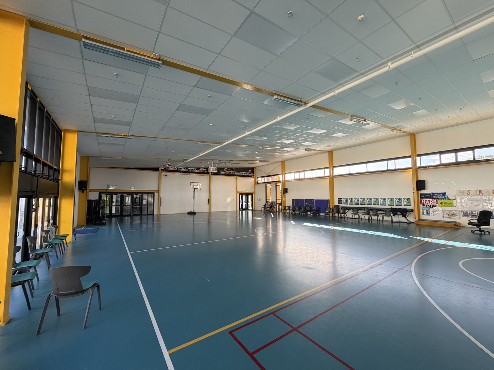 Sherwood School — 강당